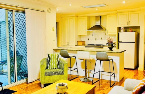 Craigieburn House | Spacious 4-bedroom house with WiFi and AC in tranquil Craigieburn.