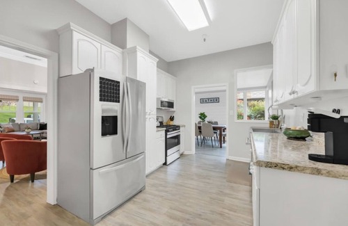 Southeastern Sacramento House | Spacious 4 bedroom bungalow near Downtown Sacramento