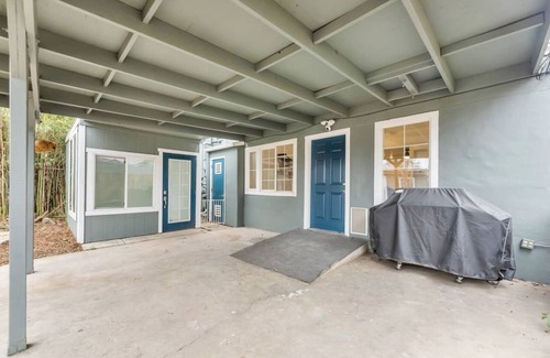 Southeastern Sacramento House | Spacious 4 bedroom bungalow near Downtown Sacramento