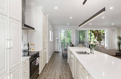 Bardon House | Spacious 4-Bedroom Bardon Retreat Across 2 Levels