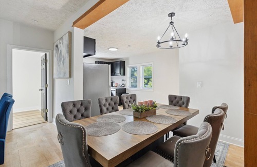 Lansing House | Spacious 4-bedroom building, and WiFi in wonderful Lansing