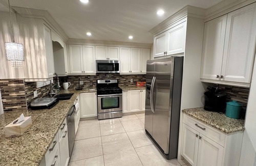 Mississauga House | Spacious 4 Bedroom Stay Near Premium Outlets