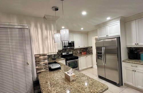 Mississauga House | Spacious 4 Bedroom Stay Near Premium Outlets