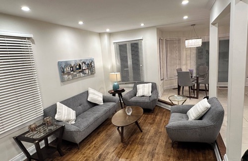 Mississauga House | Spacious 4 Bedroom Stay Near Premium Outlets