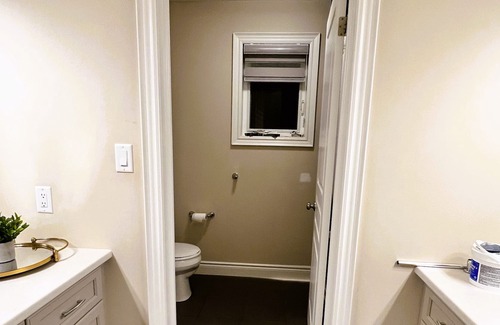 London House | Spacious 4 Bedroom Cozy Home with a Indoor Fireplace