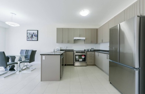 Thorold House | Spacious 4-bedroom Detached house for 10 Guests near Falls, Thorold