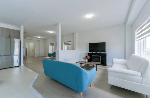 Thorold House | Spacious 4-bedroom Detached house for 10 Guests near Falls, Thorold