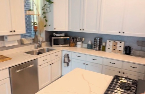 Wicker Park Apartment | Spacious 4-bedroom duplex in Wicker Park/Humboldt Park with 1 Parking spot
