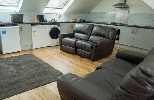 Thornton Apartment | Spacious 4 Bedroom Flat in London Zone 2