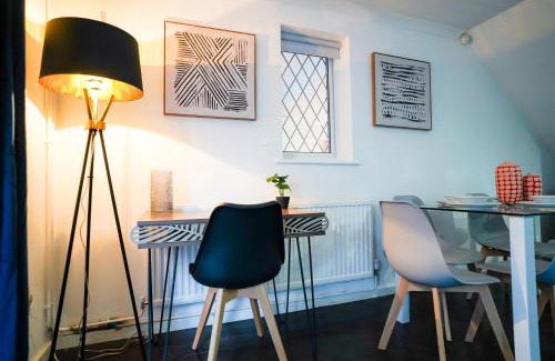 Tea Green Apartment | Spacious, 4 Bedroom, Free Parking & Garden