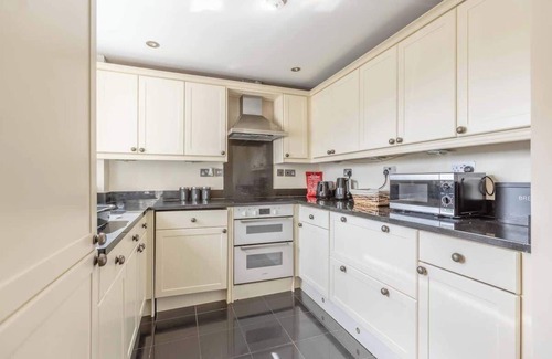 Maidenhead House | Spacious 4-Bedroom Home | Parking | Garden