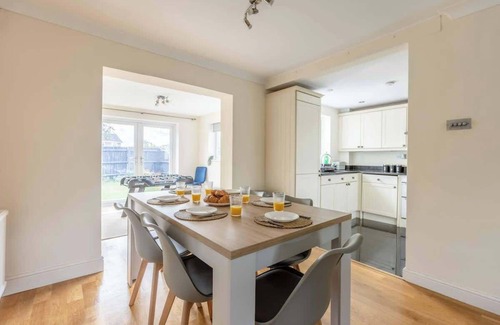 Maidenhead House | Spacious 4-Bedroom Home | Parking | Garden