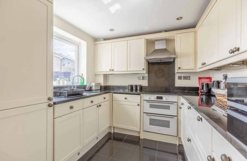 Maidenhead House | Spacious 4-Bedroom Home | Parking | Garden