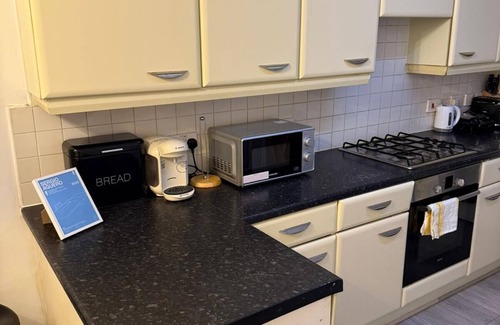 Belle Vue House | Spacious 4-bedroom house in fabulous Manchester with WiFi, AC