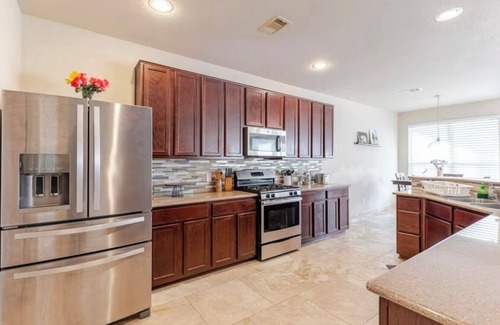 Barker House | Spacious 4-Bedroom Getaway for Families & Groups