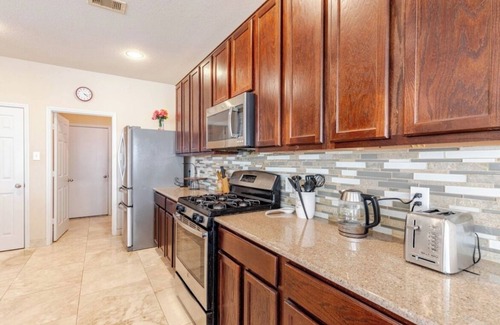 Barker House | Spacious 4-Bedroom Getaway for Families & Groups