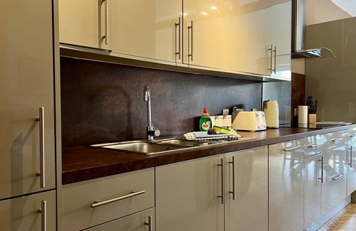 Lewisham Apartment | Spacious 4 bedroom ground floor apartment with indoor pool and offroad parking