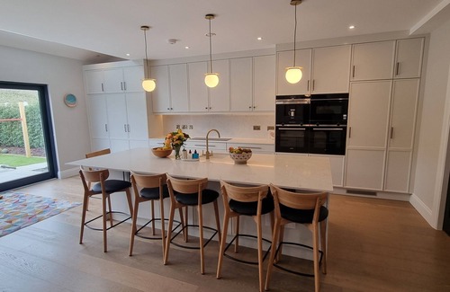 Greystones House | Spacious 4-bedroom house with south facing garden in tranquil Greystones WiFi