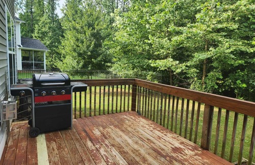 Burlington House | Spacious 4-bedroom house with WiFi and AC in Burlington. On a cul-de-sac.