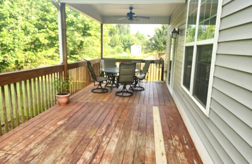 Burlington House | Spacious 4-bedroom house with WiFi and AC in Burlington. On a cul-de-sac.