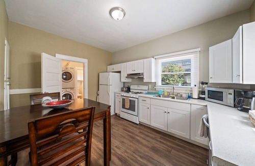 Willmore House | Spacious 4 Bedroom Home in Downtown Long Beach