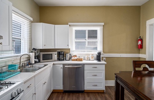 Willmore House | Spacious 4 Bedroom Home in Downtown Long Beach