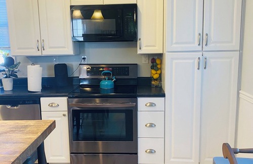 Petersburg House | Spacious 4-bedroom house in fabulous Petersburg with AC, WiFi