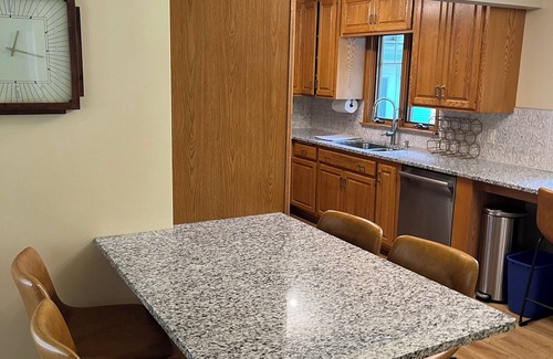 Payne - Phalen House | Spacious 4-bedroom house near Lake Phalen with AC, WiFi