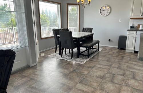 Cardston House | Spacious 4-bedroom house in charming Cardston with AC, WiFi