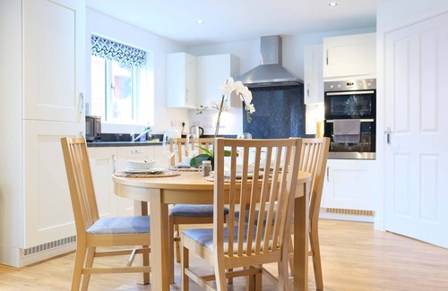 Bedford House | Spacious 4 Bedroom Home with Garden in Bedford