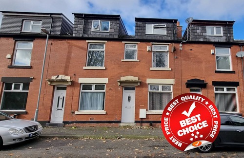 Rochdale House | Spacious 4 Bedroom House near Rochdale Swimming Pools