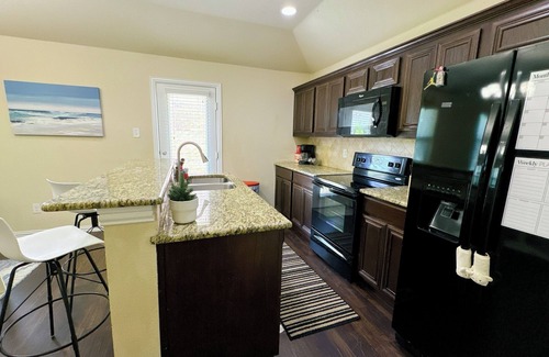 Southwest Arlington House | Spacious 4-bedroom house in charming Arlington with AC, WiFi