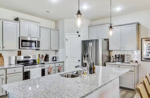 Sunset Road House | Spacious 4-bedroom house with BBQ and Games in Charlotte
