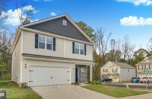 Sunset Road House | Spacious 4-bedroom house with BBQ and Games in Charlotte