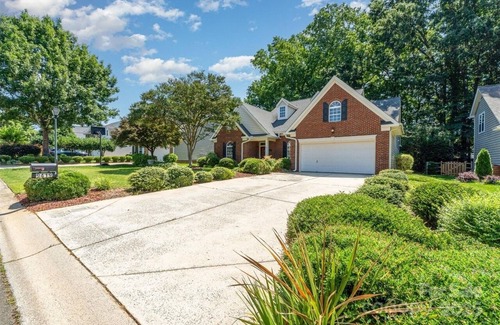 Provincetowne House | Spacious 4-bedroom house in welcoming Charlotte with AC close to shopping center
