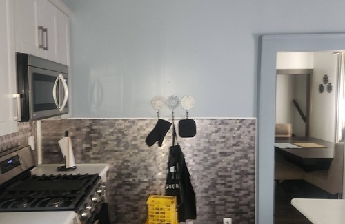 South Broadway House | Spacious 4-bedroom house in brilliant Cleveland with WiFi, AC sleeps 10