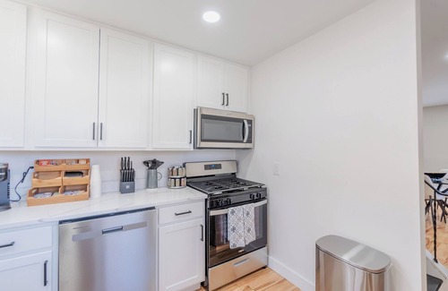 Old Brooklyn House | Spacious 4-bedroom house in awesome Cleveland with AC, WiFi