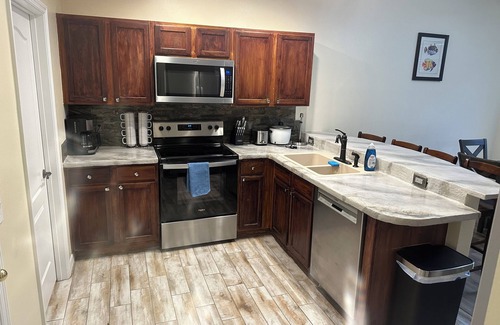Loughman House | Spacious 4-bedroom house in awesome Davenport with AC, WiFi