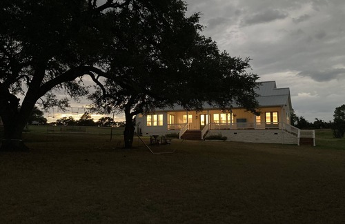 Round Top House | Spacious 4 Bedroom House - 3/4 Mile to Round Top Center!