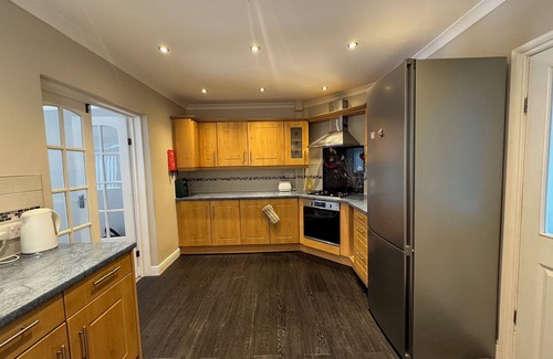 Reading House | Spacious 4 Bedroom Home|FREE Parking & Wi-Fi|Garden