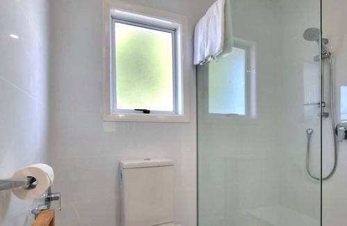 Pakuranga Heights House | Spacious 4 - Bedroom Home With Free Parking