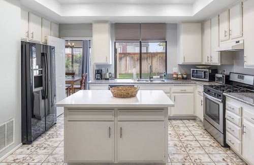 Northwood House | Spacious 4 Bedroom Home, close to Parks !