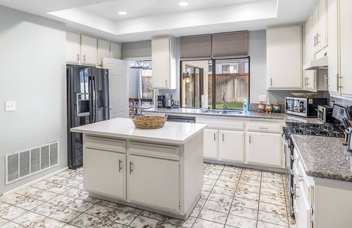 Northwood House | Spacious 4 Bedroom Home, close to Parks !