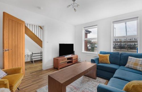 Kenton East House | Spacious 4 Bedroom Home, Prime Location, Parking
