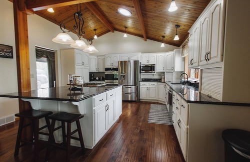 Eastman House | Spacious 4-bedroom home overlooking Mississippi River, hot tub, fireplace, WiFi