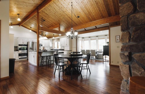Eastman House | Spacious 4-bedroom home overlooking Mississippi River, hot tub, fireplace, WiFi
