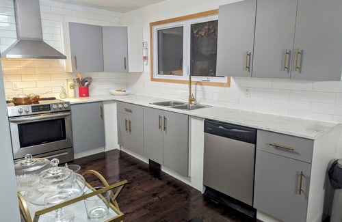 St. Vital House | Spacious 4-bedroom house with Gym, Sauna and Hot tub in Winnipeg