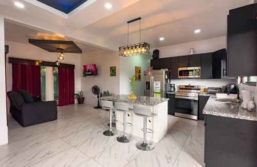 Agonia House | Spacious 4-bedroom house with WiFi, AC in lovely La Fortuna