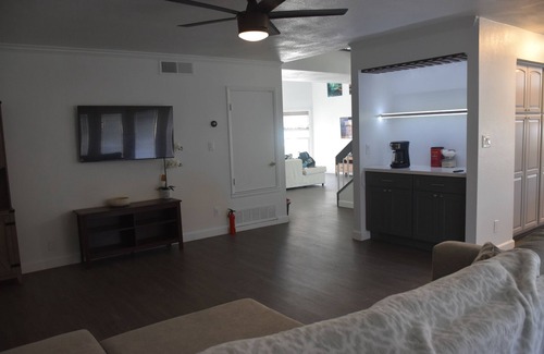Glendale House | Spacious 4-bedroom house with WiFi, AC in superb Glendale