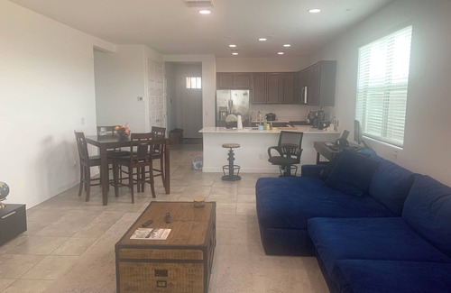 Glendale House | Spacious 4-bedroom house with WiFi and AC in fabulous Glendale